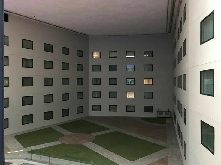 密集窗户包围的室内庭院